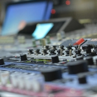 Stół do miksowania dźwięku w studio